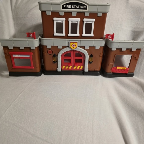 members mark Other - Members Mark Fire Station Playset w/ Opening Doors & Lights, Age 3-4
